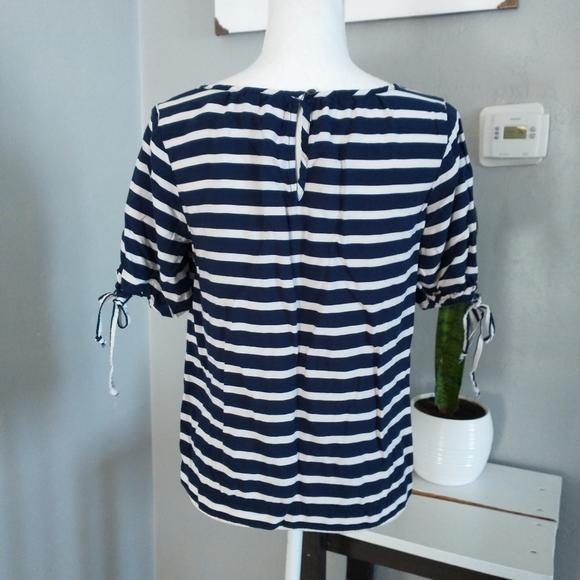 Levi's     B - Picture 4 of 9